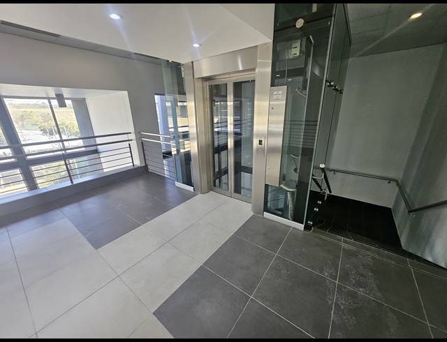 4,730M² OFFICE FOR SALE IN LONGMEADOW